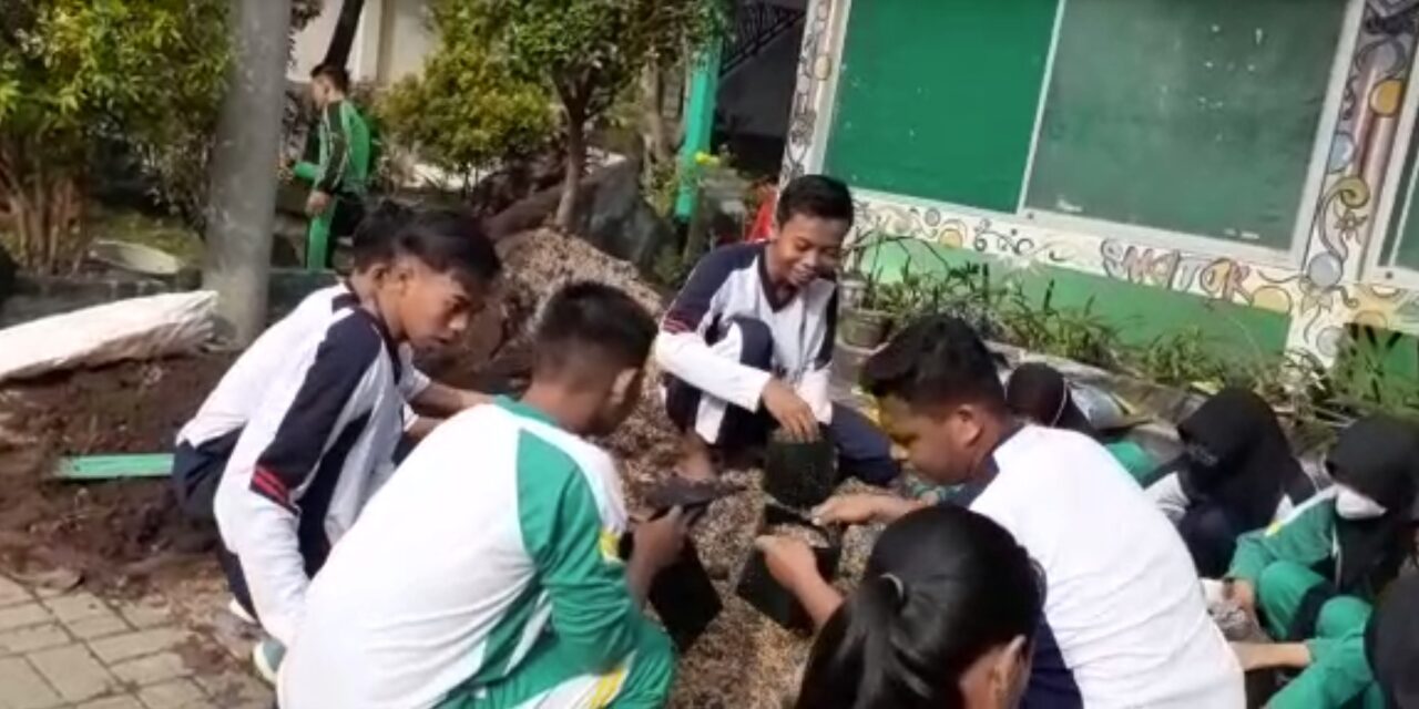 Antusias Warga SMATOR dalam Rangka Jumat Bersih