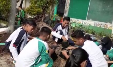 Antusias Warga SMATOR dalam Rangka Jumat Bersih