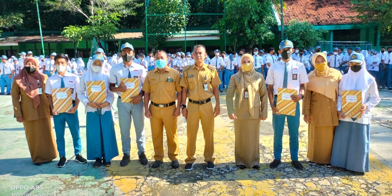 Penerimaan Penghargaan Lomba Video Terbaik Antar Kelas