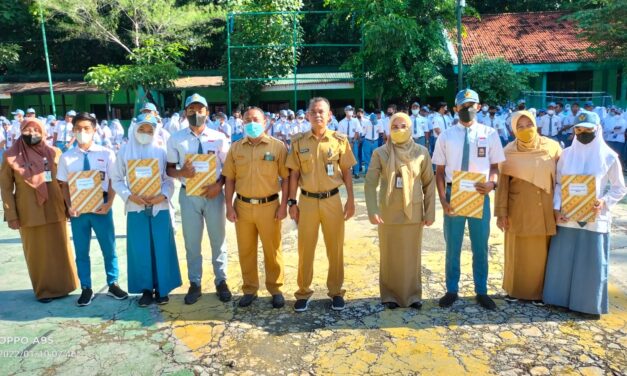 Penerimaan Penghargaan Lomba Video Terbaik Antar Kelas